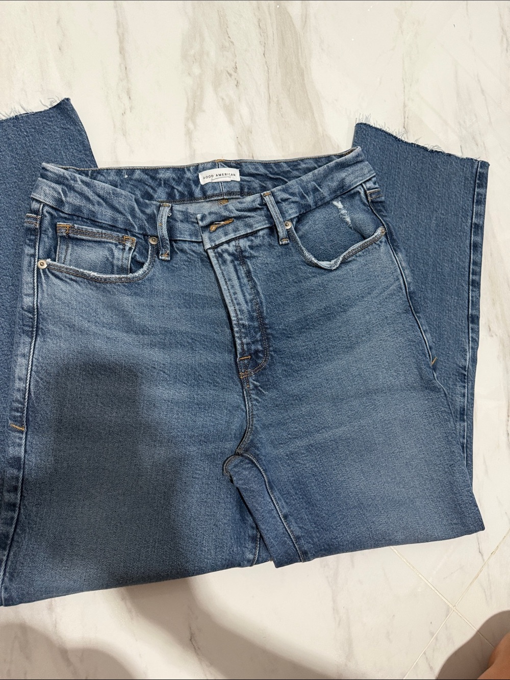 Good American Classic Straight Jeans in Medium Blue Wash
